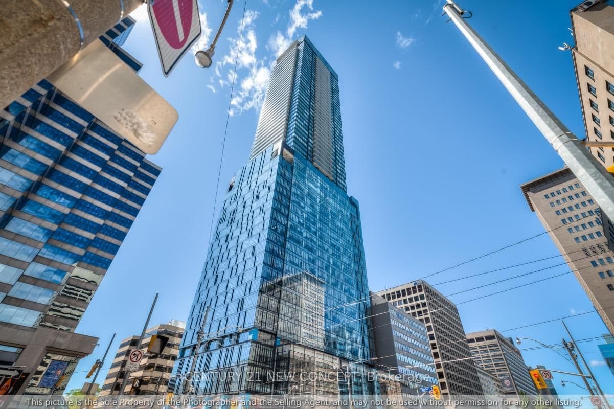488 University Avenue, Unit 3711