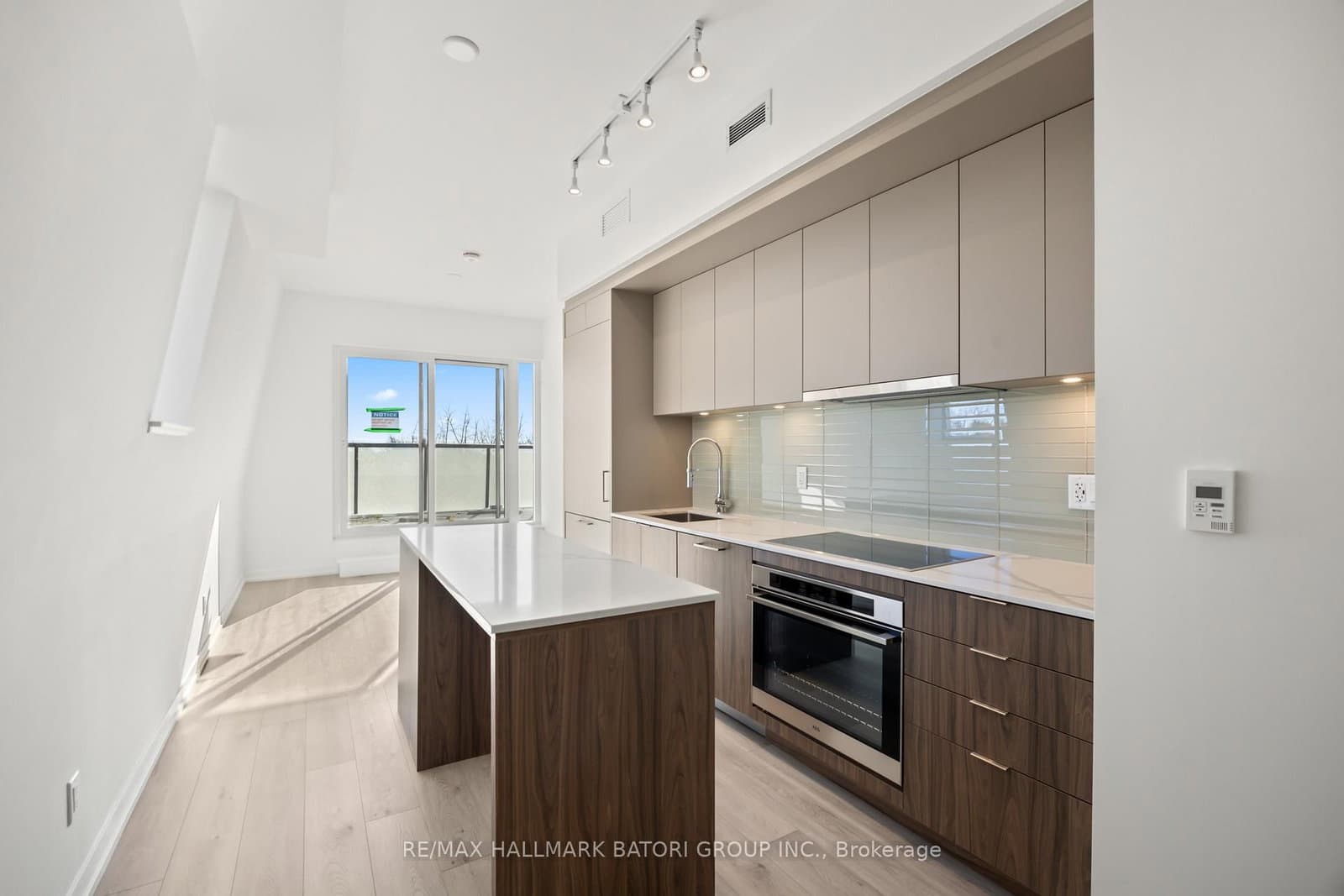 863 St. Clair Avenue W, Unit 405
