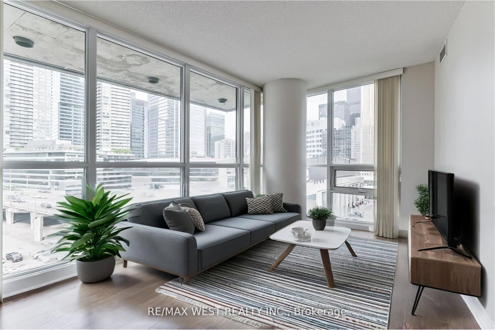 #903 - 33 Bay Street