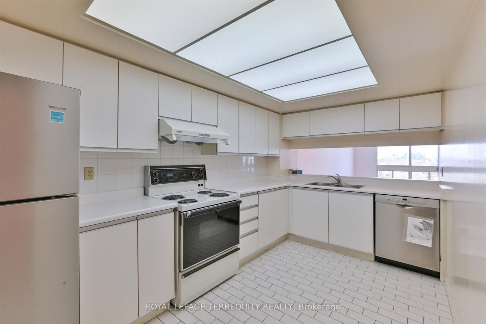 #907 - 5 Kenneth Avenue