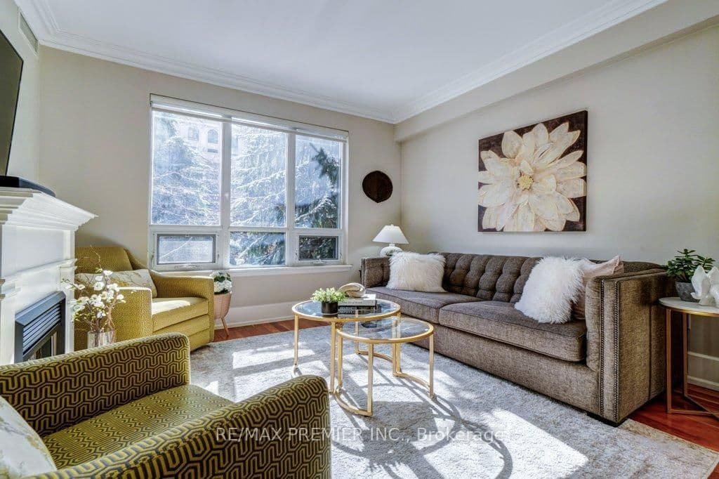 #208C - 662 Sheppard Avenue E