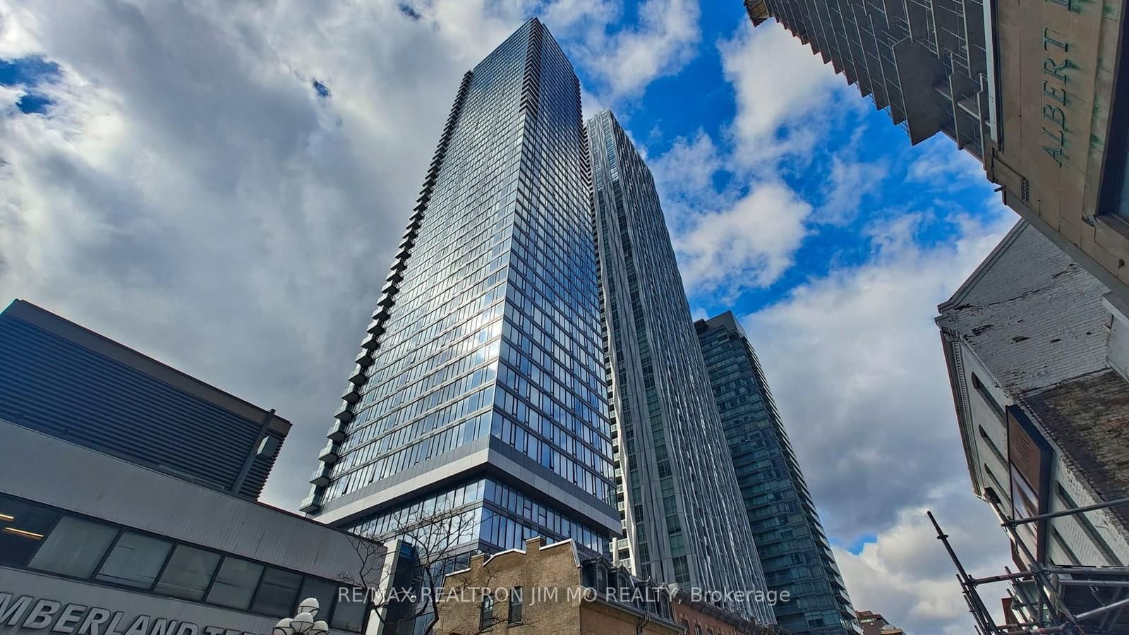 #1602 - 8 Cumberland Street