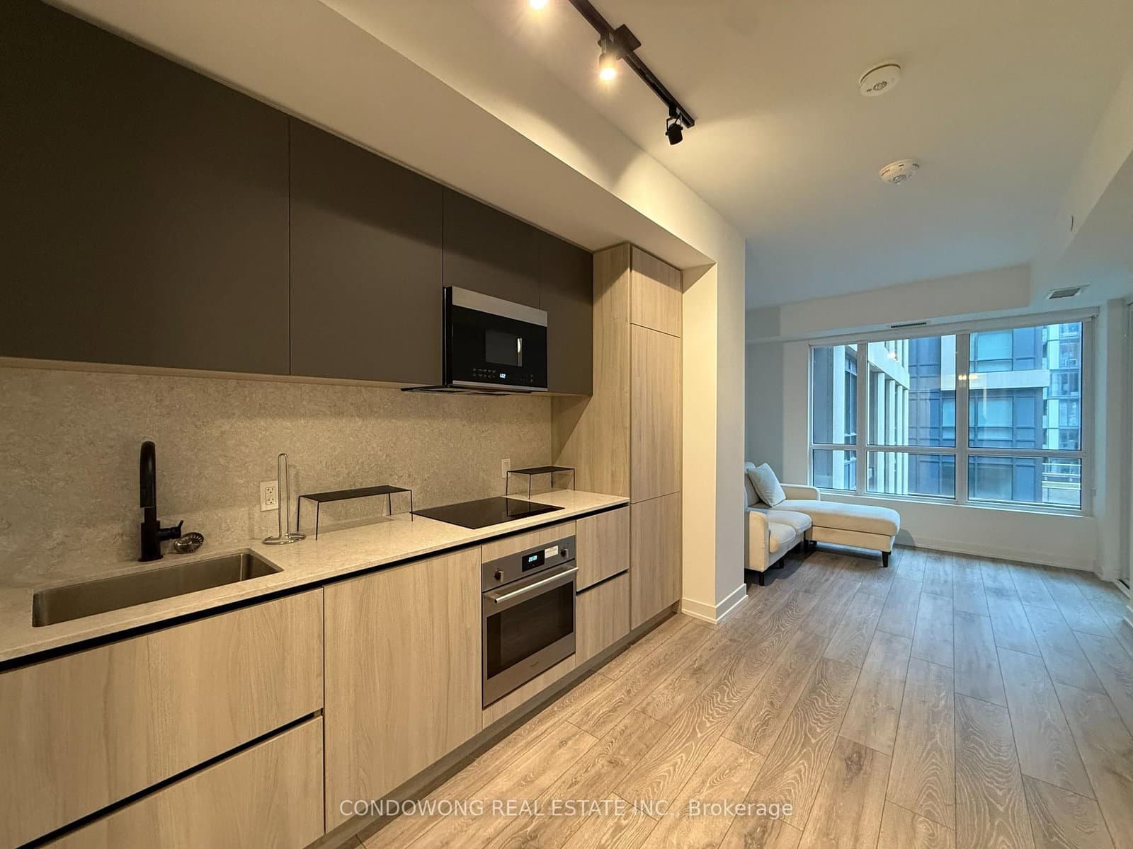 #912 - 108 Peter Street