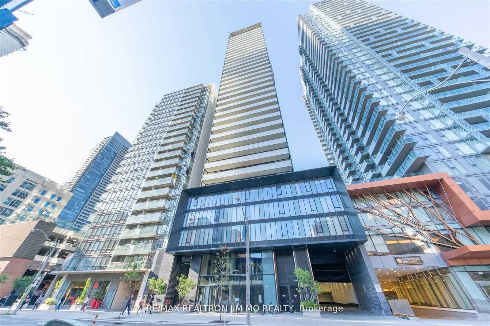 #706 - 28 Wellesley Street E