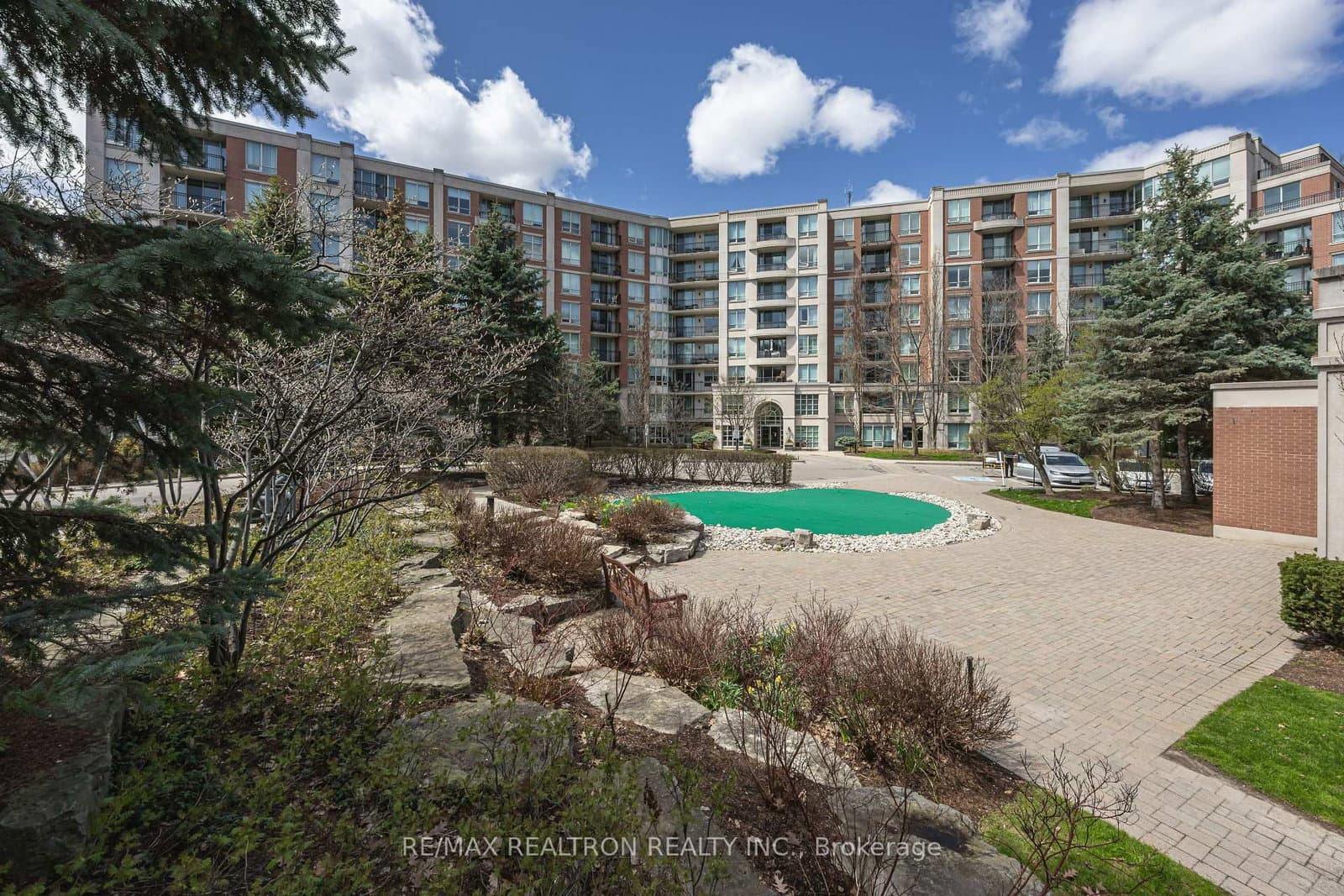 #617 - 28 WILLIAM CARSON Crescent
