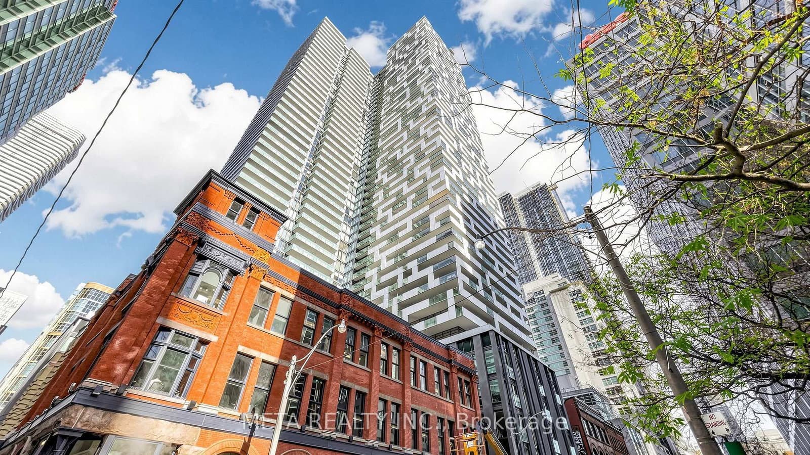 #916 - 25 Richmond Street E