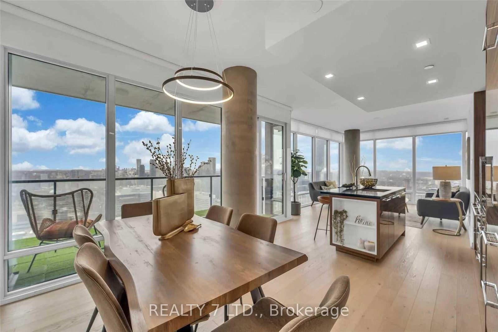 488 University Avenue, Unit 3902