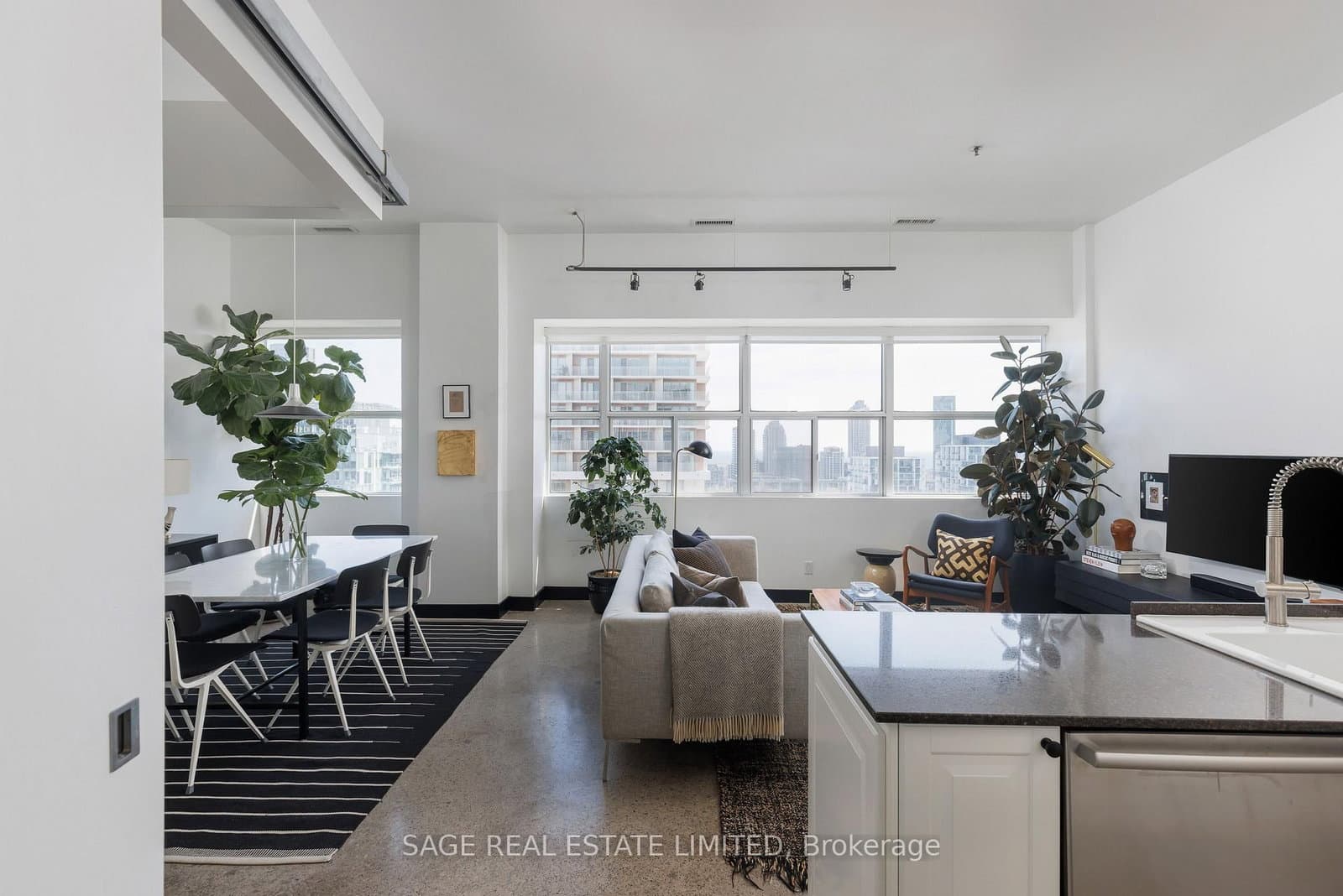 #1112 - 700 King Street W