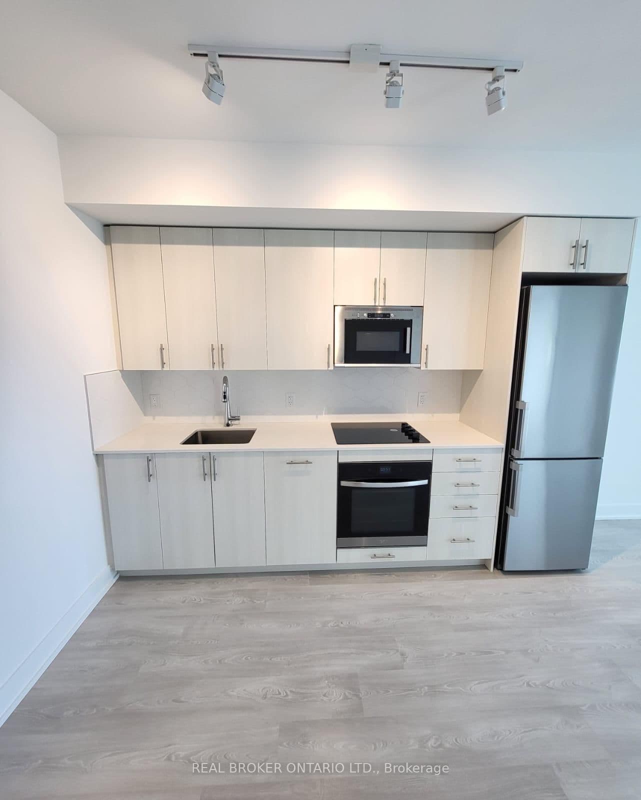 2545 Simcoe Street N, Unit 1813