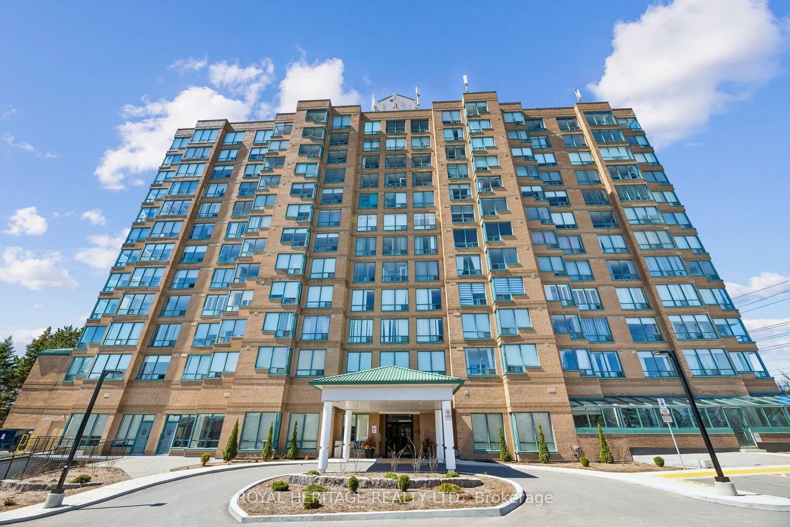 #1209 - 711 Rossland Road E