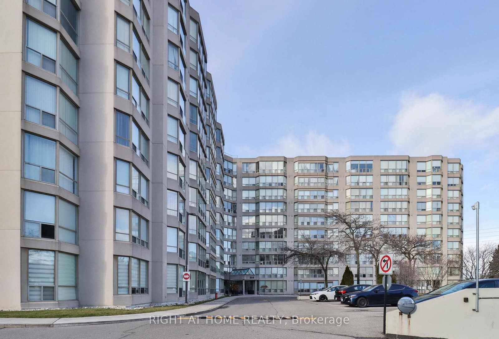 #611 - 309 Major Mackenzie Drive E