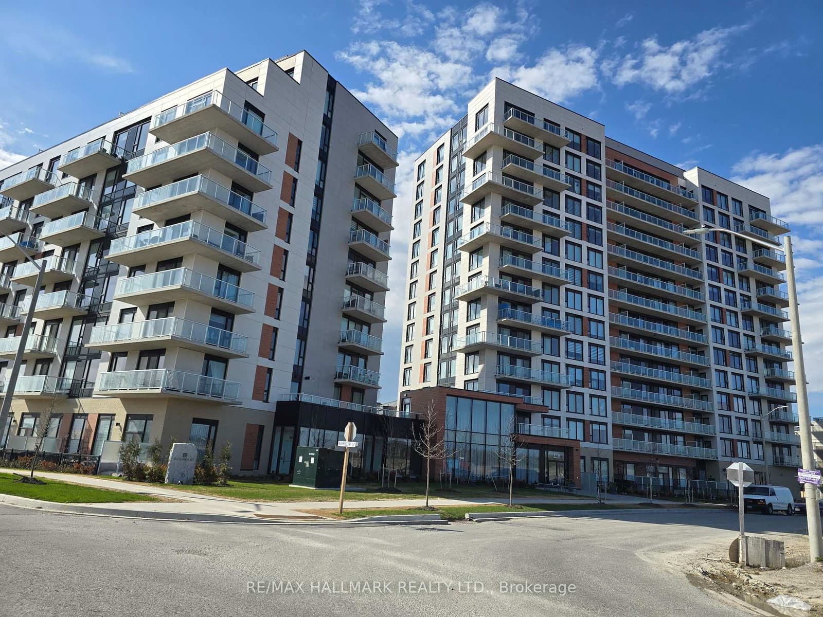 #707 - 6 DAVID EYER Road