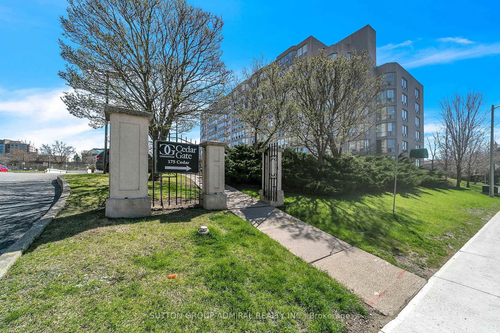 #812 - 175 Cedar Avenue