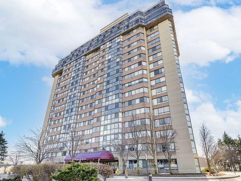 #UPH7 - 880 Dundas Street W