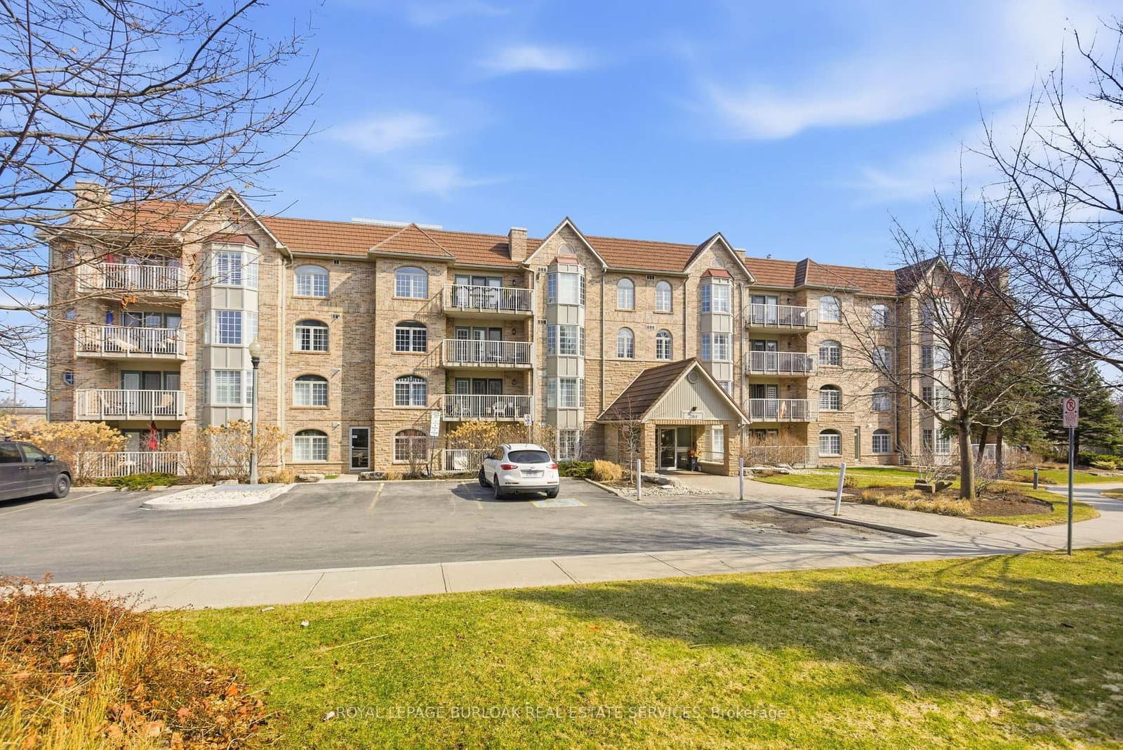#F304 - 216 Plains Road W