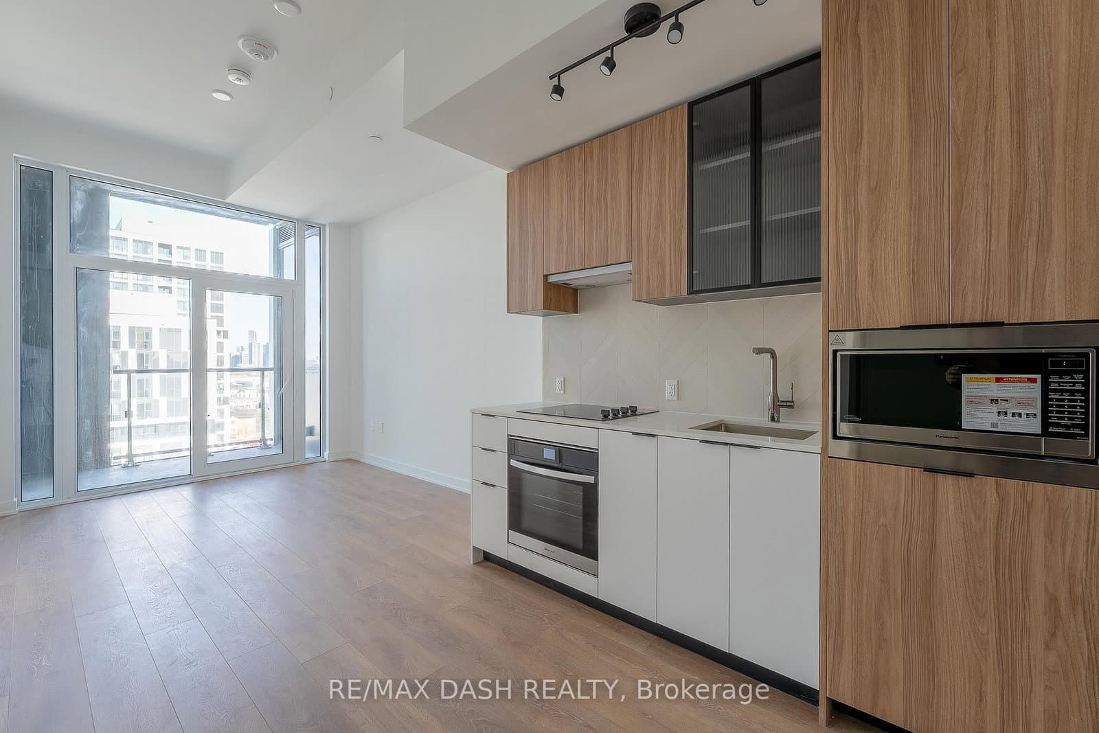 1037 THE QUEENSWAY Avenue, Unit 1011