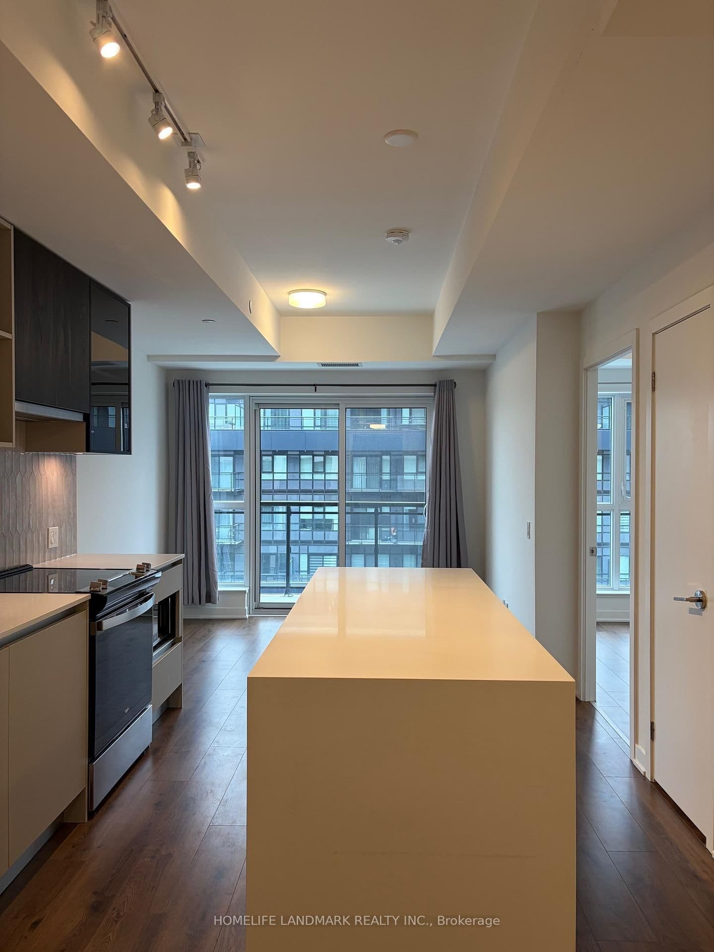 #814 - 405 Dundas Street W