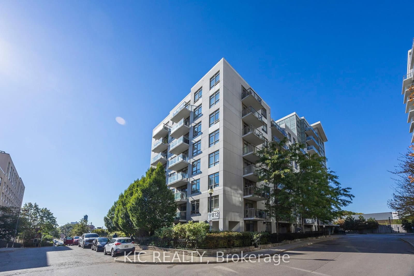 #901 - 812 Lansdowne Avenue