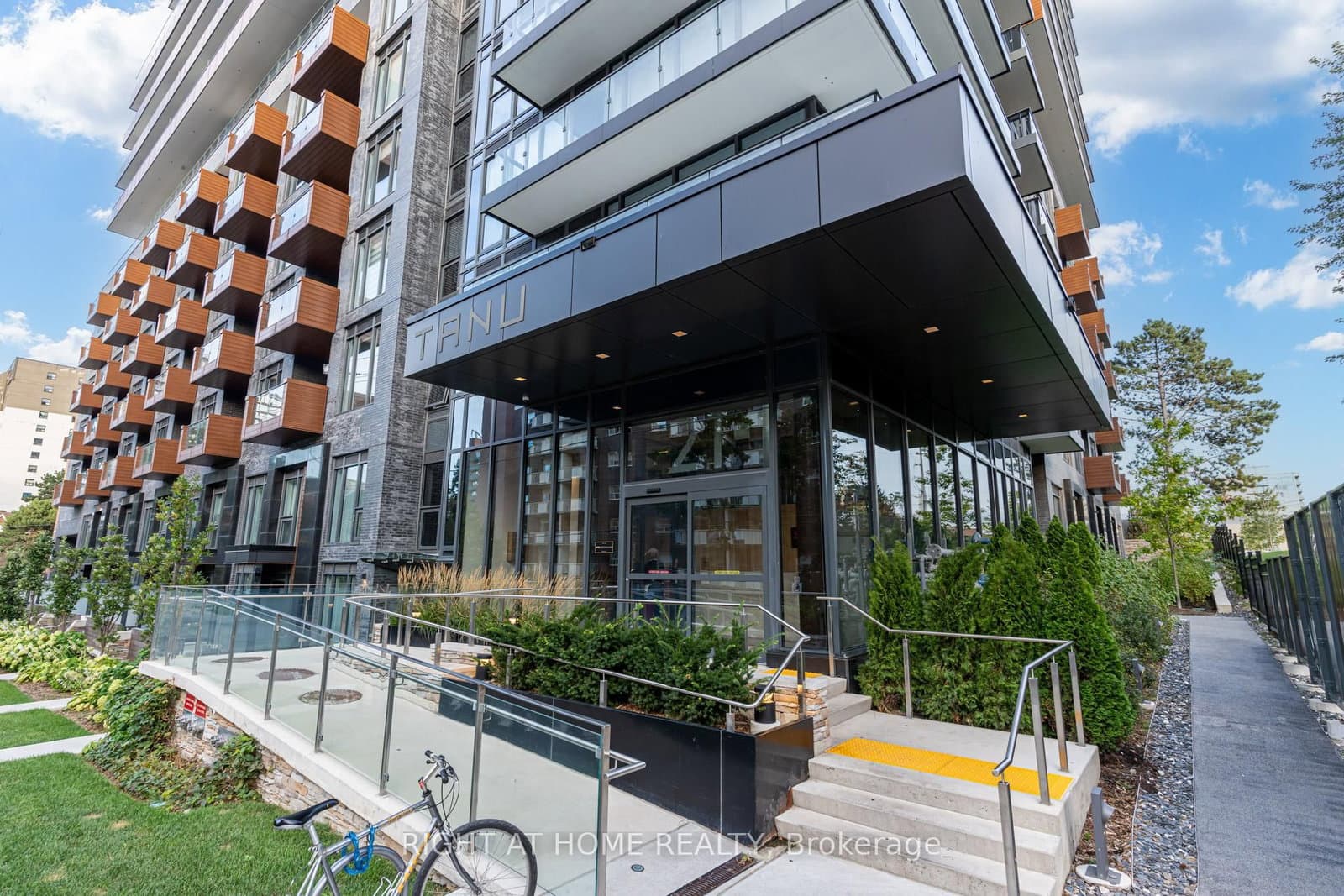 #506 - 21 Park Street E