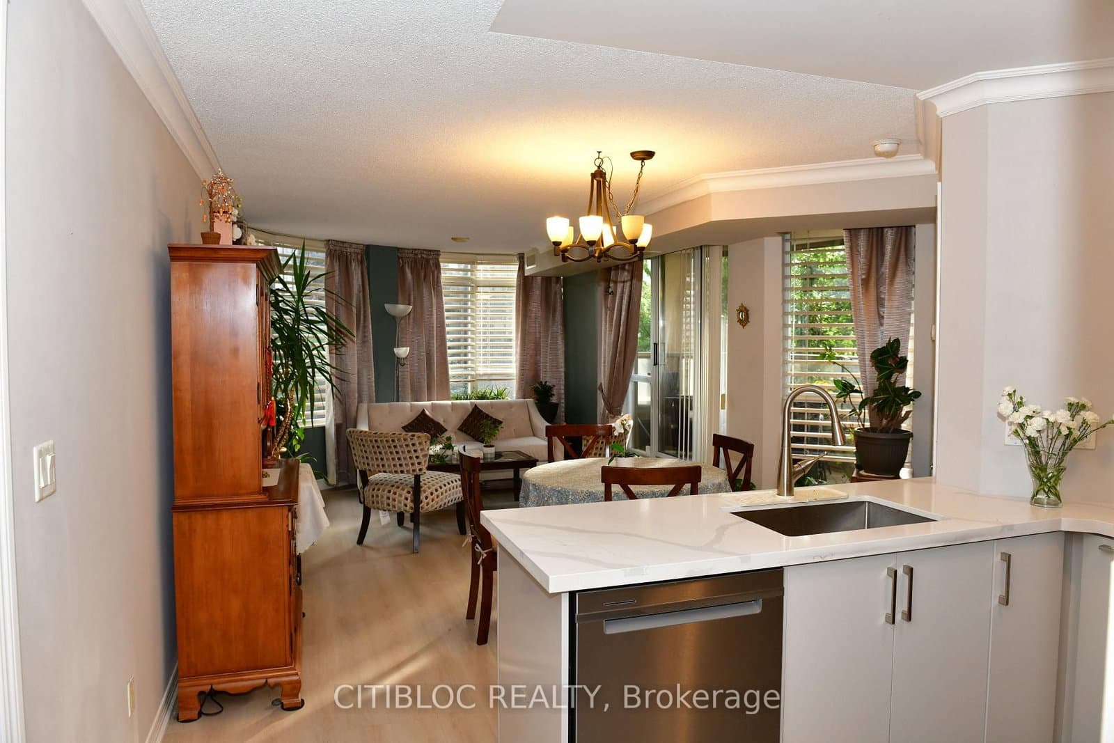 #213 - 310 Burnhamthorpe Road W