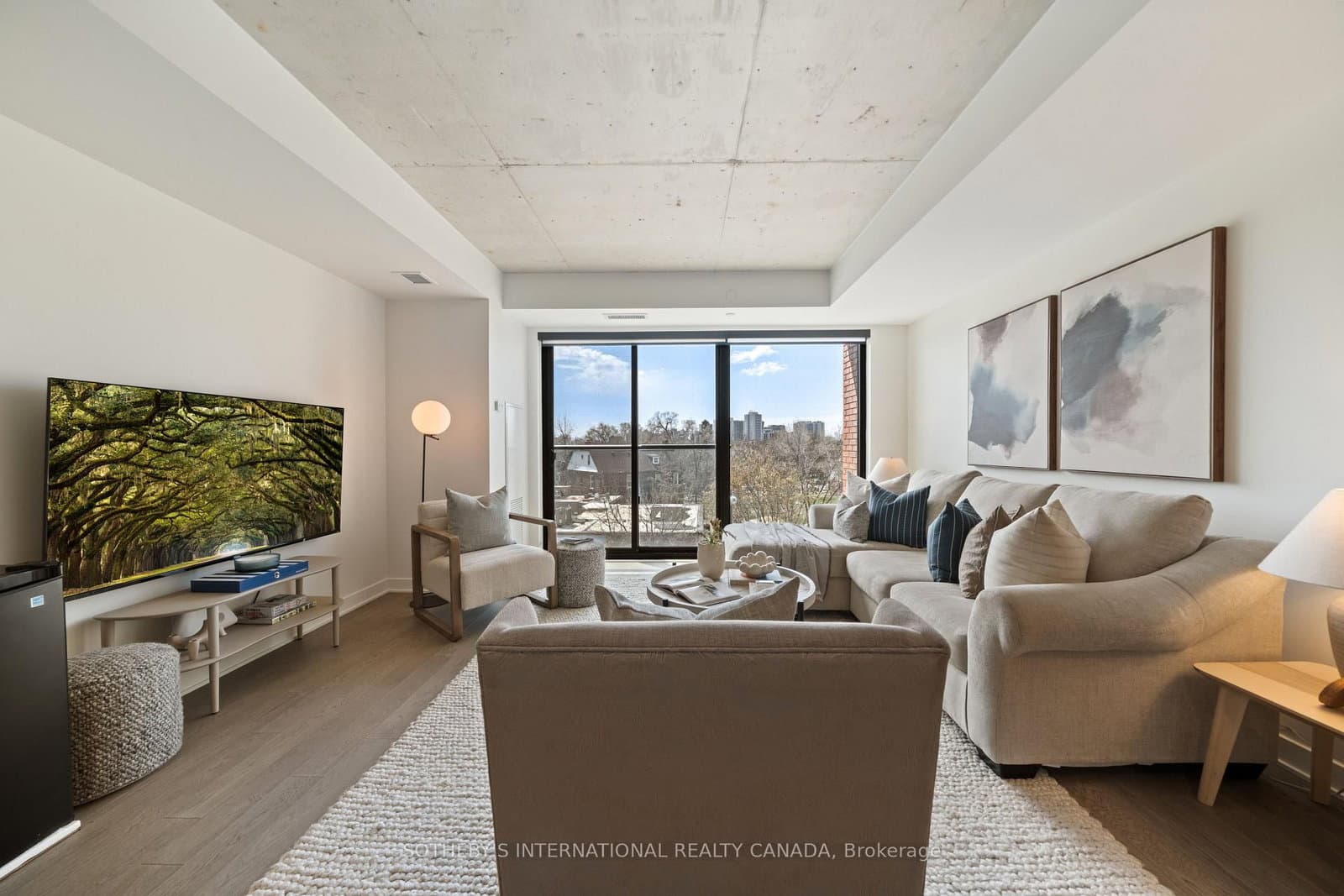 #323 - 2720 Dundas Street W