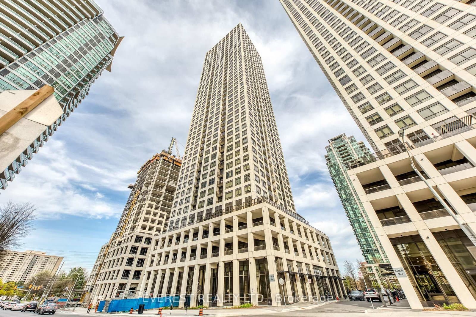 30 ELM Drive N, Unit 705