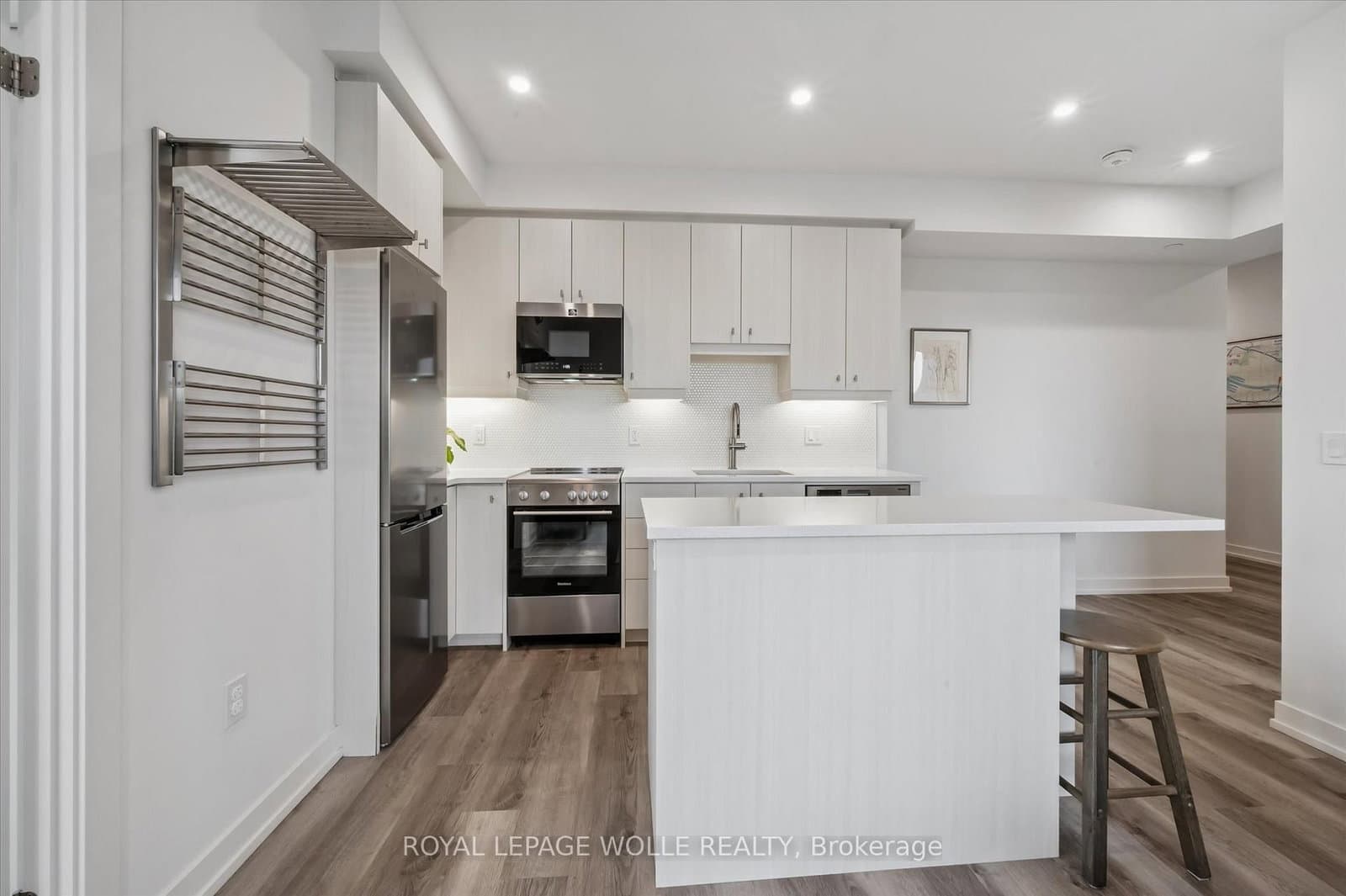 #909 - 15 Wellington Street S