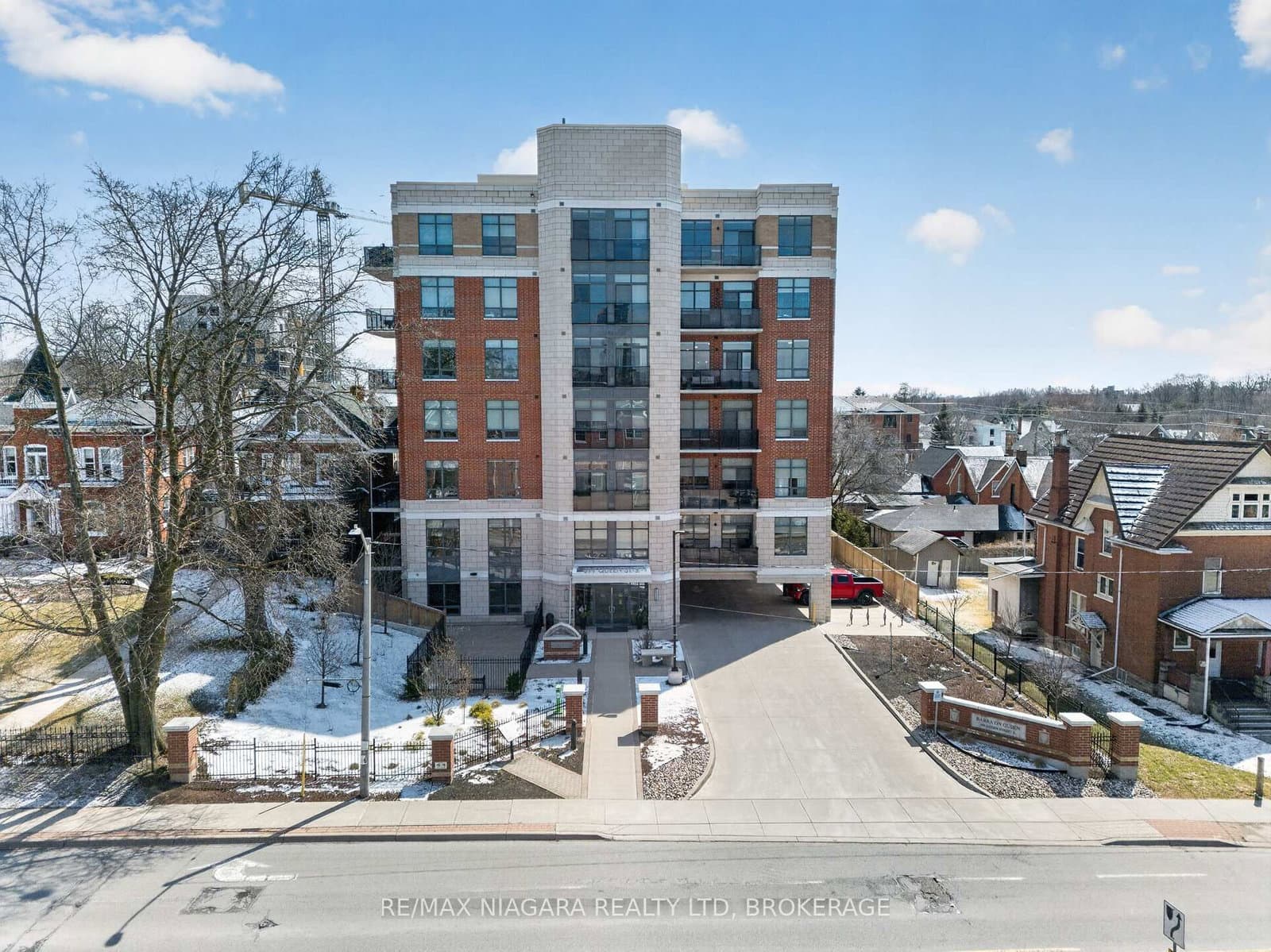 399 Queen Street S, Unit 403