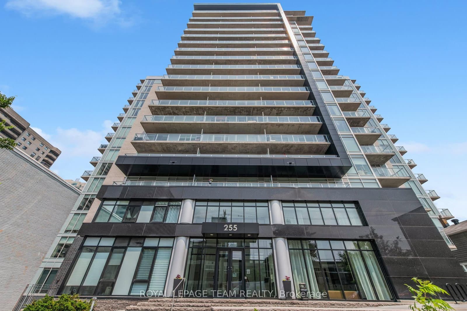 #409 - 255 Bay Street N