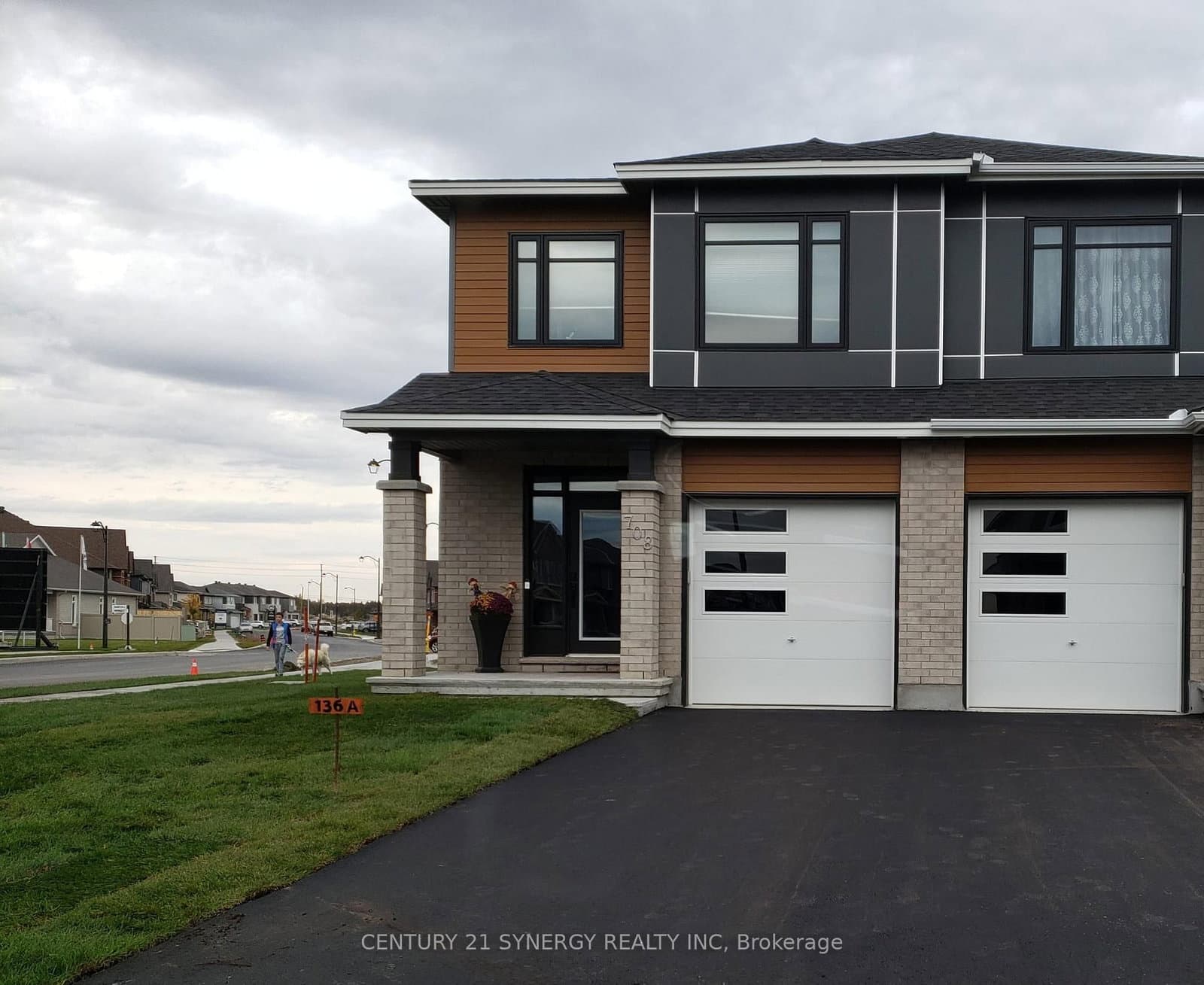 708 SE Taliesin Crescent